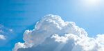 蓝天中的蓬松大云朵