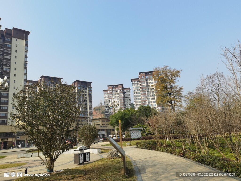 小区内的优美景观道路