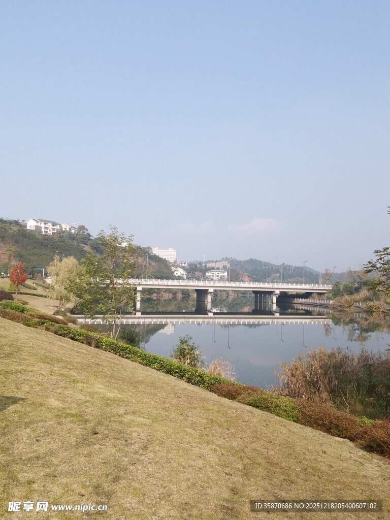 河畔桥梁风景