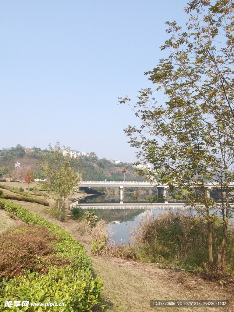 湖畔景致自然与建筑相融