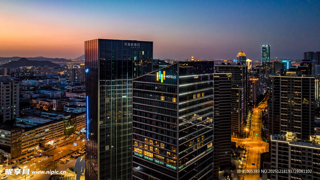 都市黄昏下的璀璨高楼