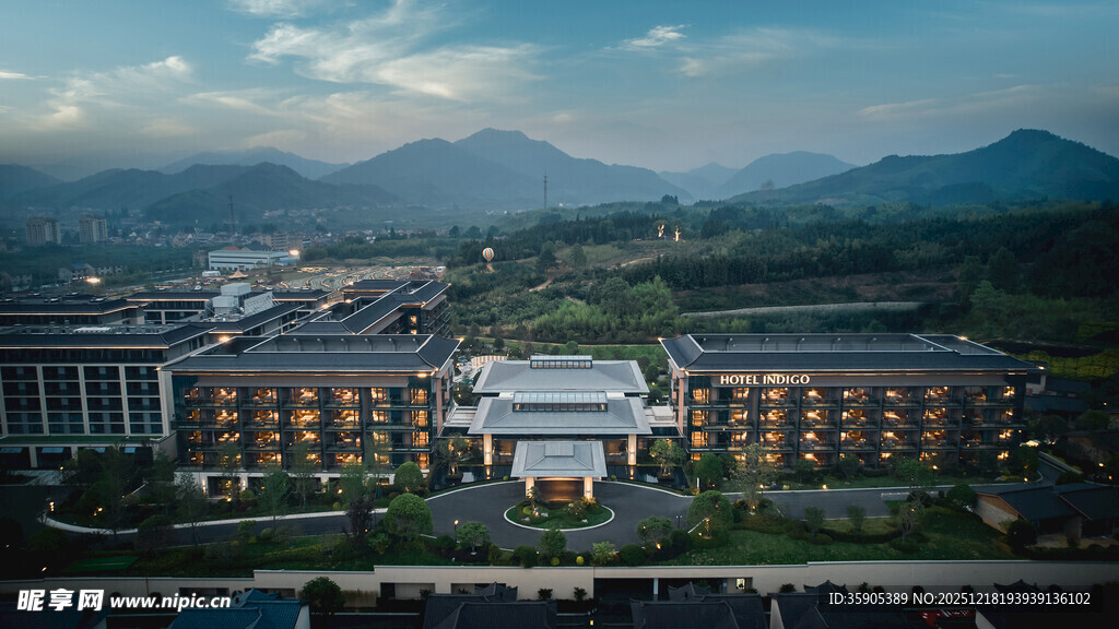 中式建筑夜景远山环绕