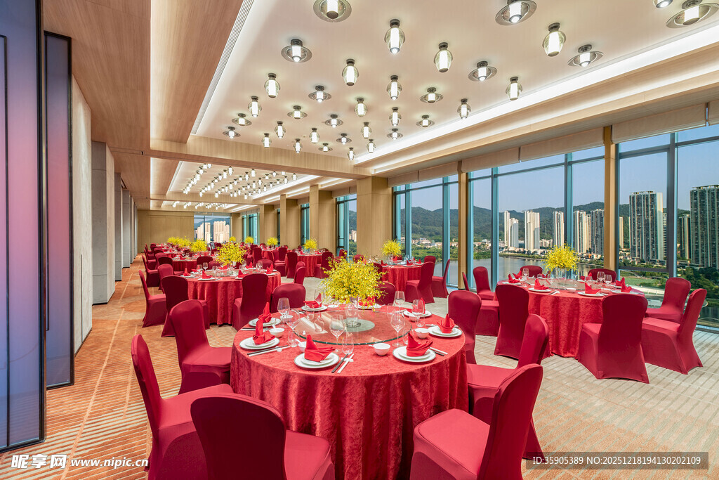 豪华宴会大厅布置精美