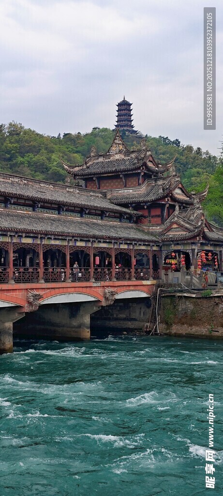 四川成都都江堰古桥横跨湍急河流