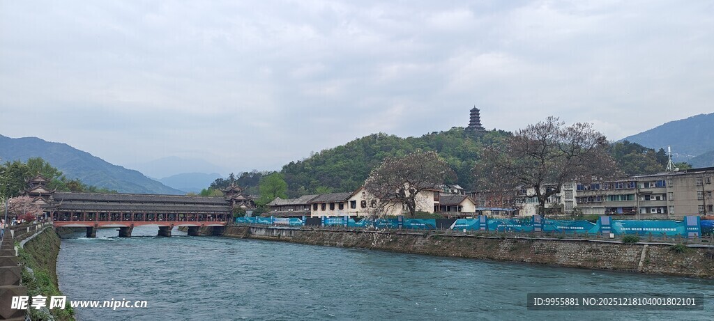 四川成都都江堰河畔小镇风光