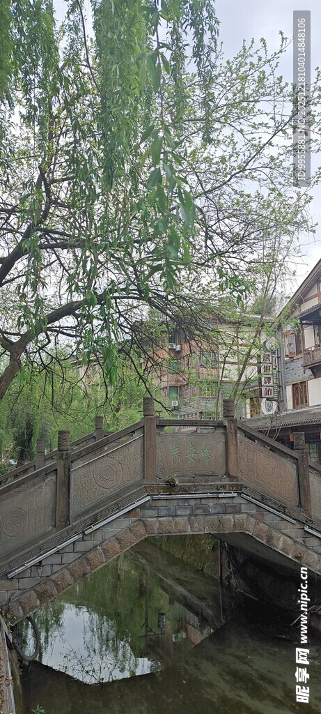 四川成都都河畔古桥垂柳风景如画