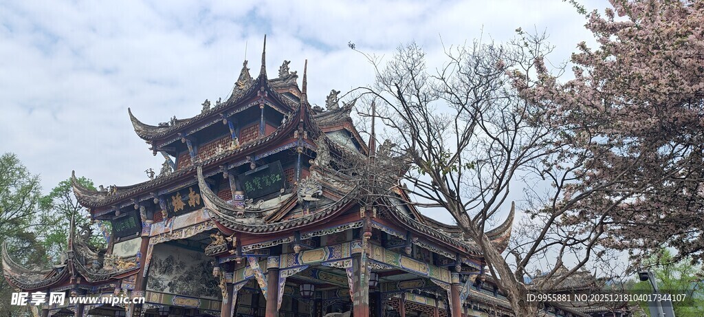 四川成都古色古香的多层木质阁楼