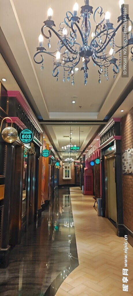 四川成都豪华走廊的璀璨吊灯装饰