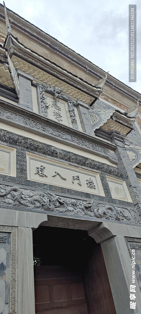 贵州黄果树小七孔中式古建筑大门