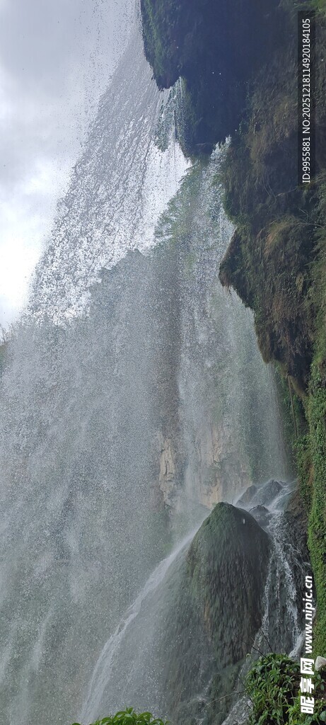 贵州黄果壮观瀑布从山间倾泻而下