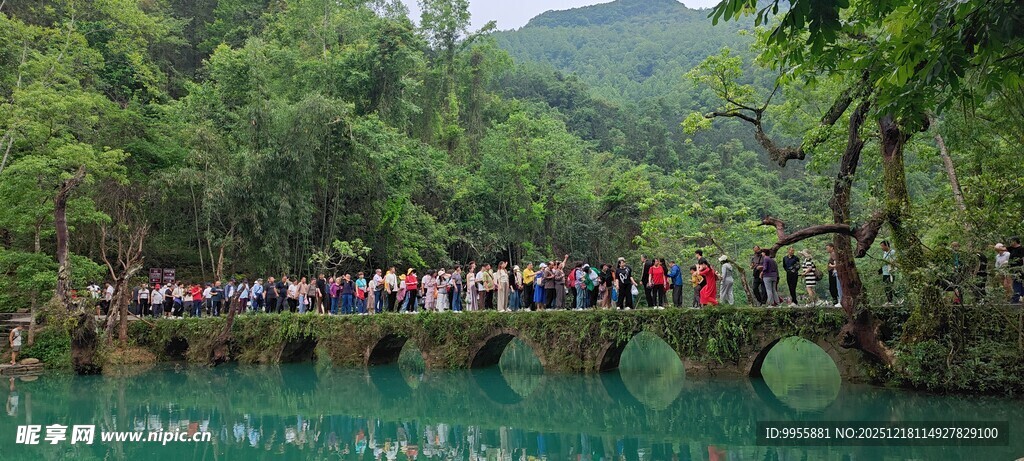 贵州黄果树青山绿水间的热闹石桥