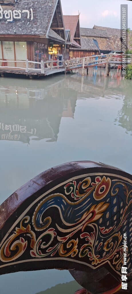 泰国曼谷芭湖畔精美雕花栏杆景致