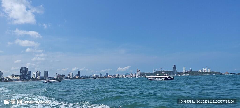 泰国曼谷碧海蓝天城市海岸线风光