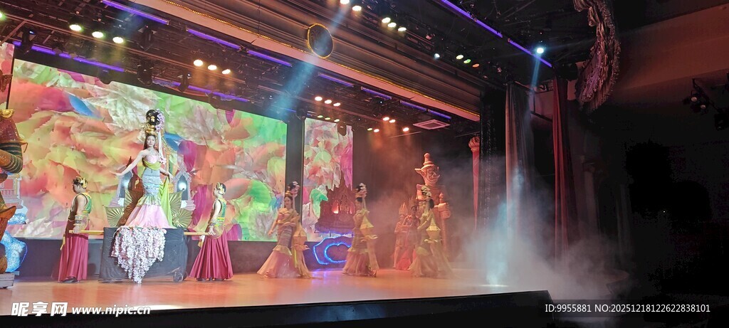 泰国曼谷芭舞台表演灯光绚丽场景