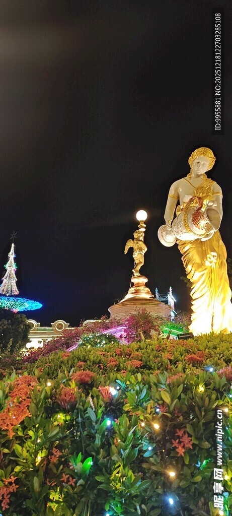 泰国曼谷芭璀璨夜景中的华丽雕塑