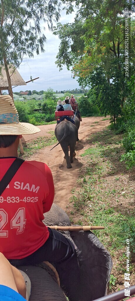 泰国曼户外骑行者在乡间小道前行