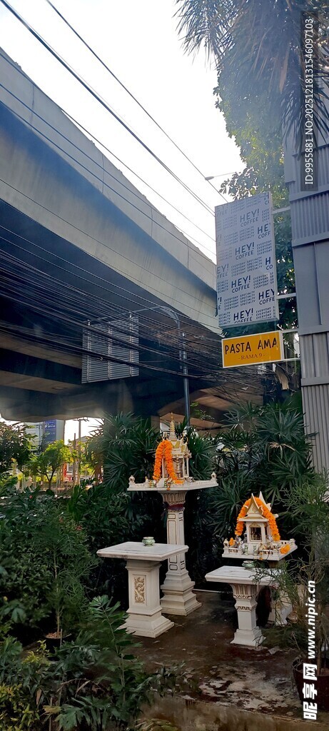 泰国曼户外休闲场景中的桌椅布置