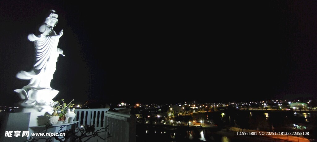 越南芽庄夜晚城市中的璀璨雕塑