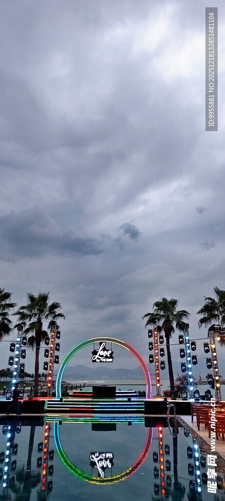 越南芽庄阴天泳池边的棕榈树景观