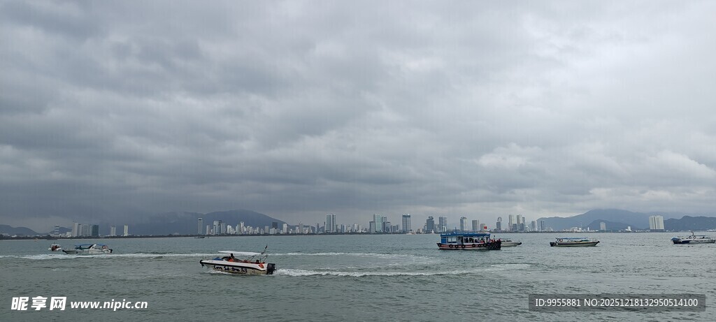 越南芽庄海上阴云下的船只景象
