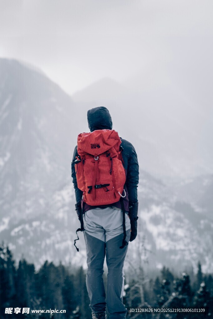 背包客眺望远方山峦