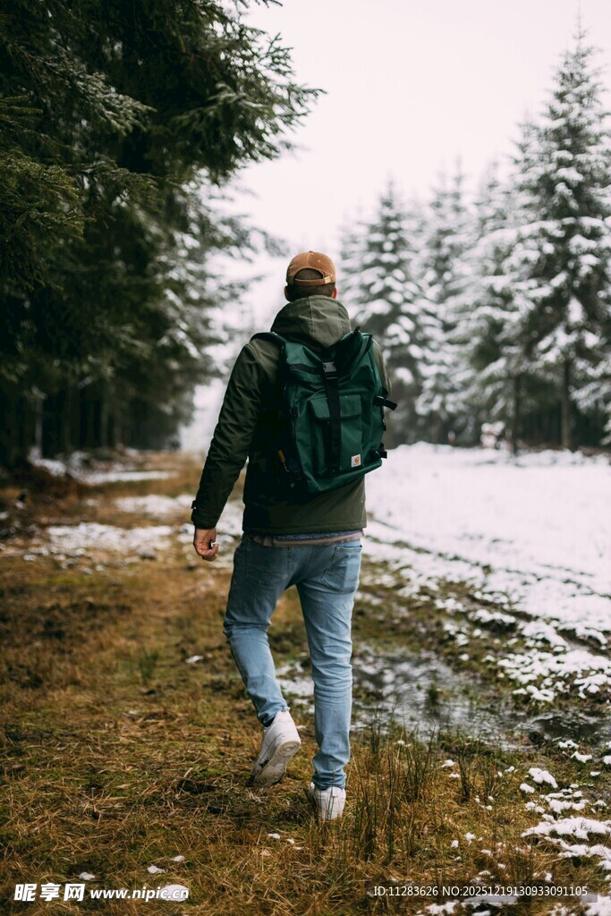 男子雪地林间徒步