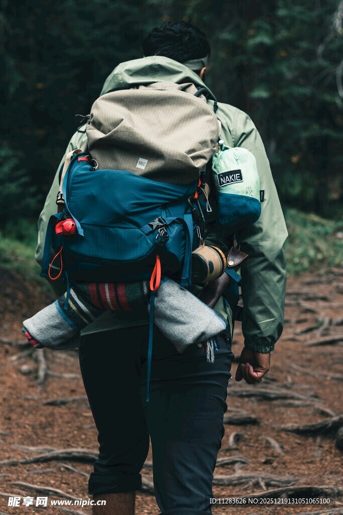 徒步者背着背包穿行林间