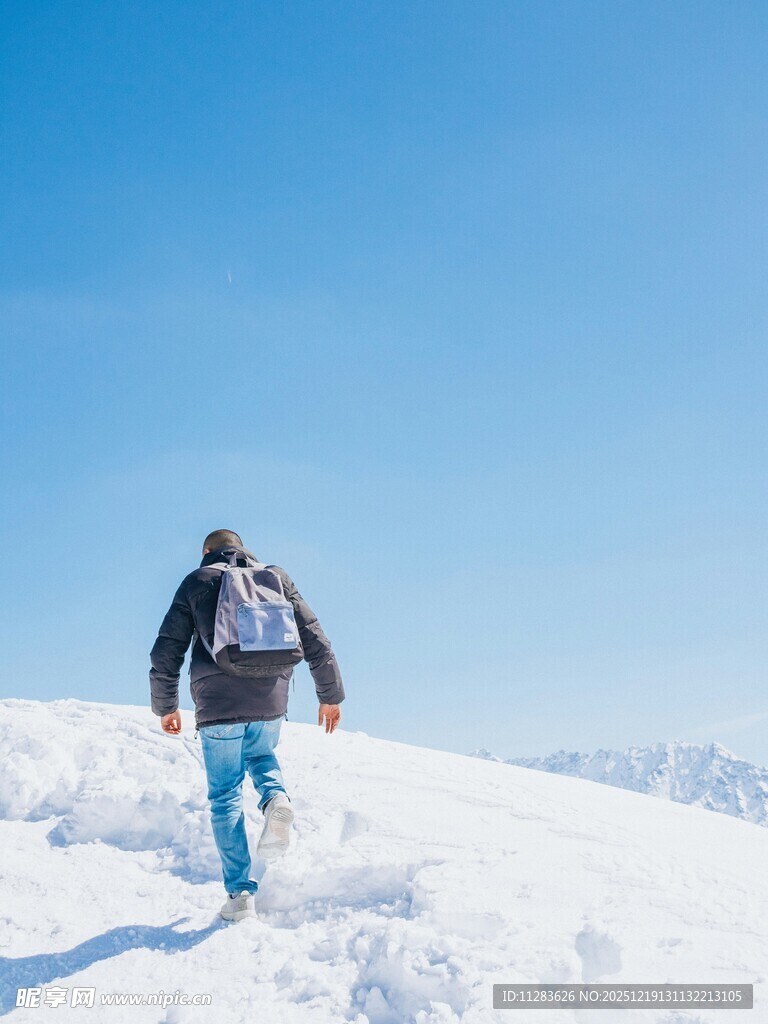 男子雪地徒步