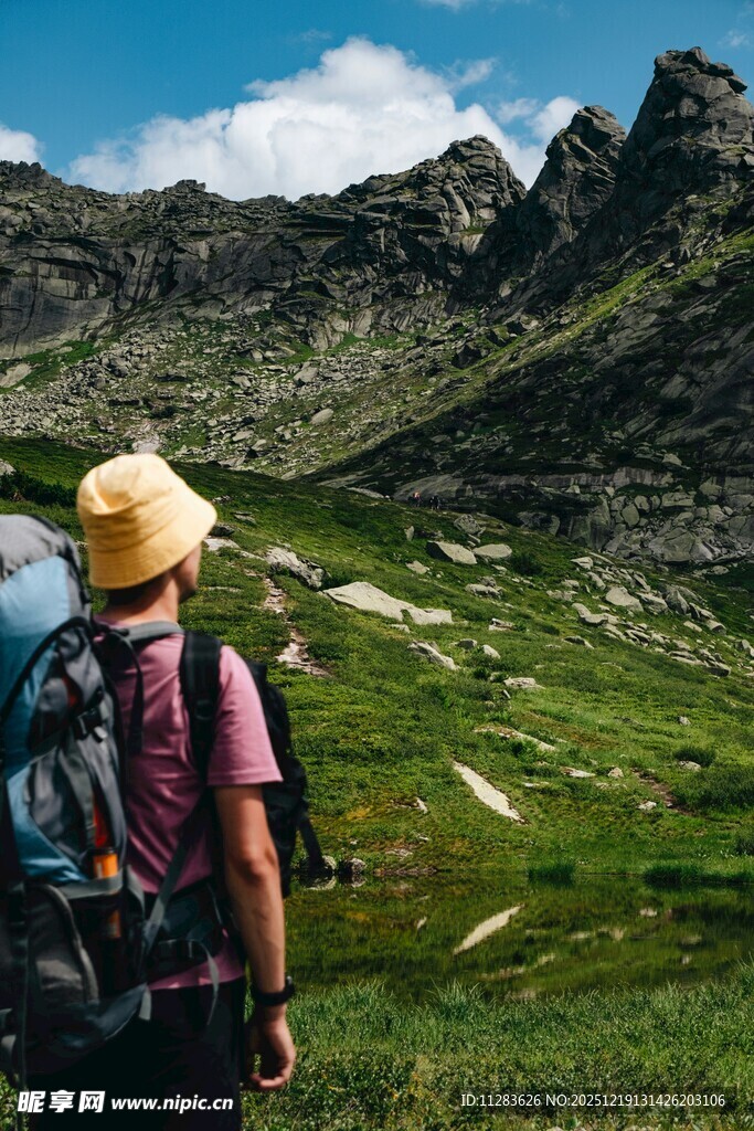 徒步者眺望山间美景