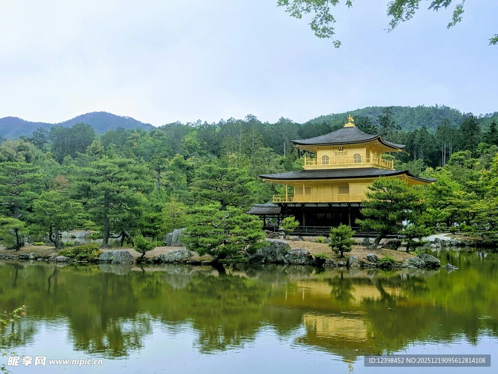 日本金阁寺湖畔美景