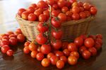 一篮新鲜小番茄