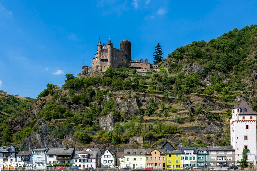 山上古堡与山下小镇风光