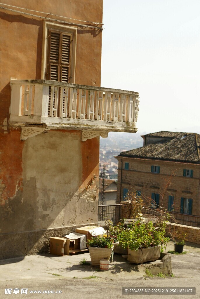 古朴阳台下的静谧景致