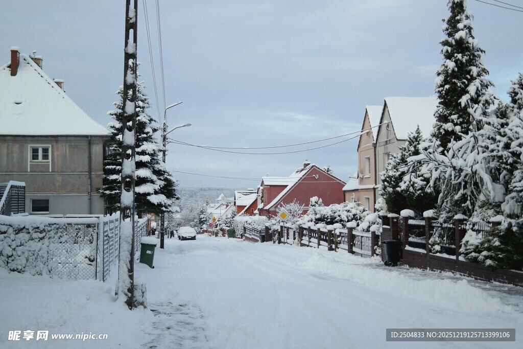 冬日雪景中的静谧小镇街道