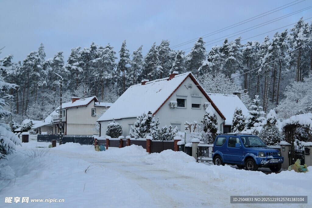 雪覆村庄的冬日静谧景象