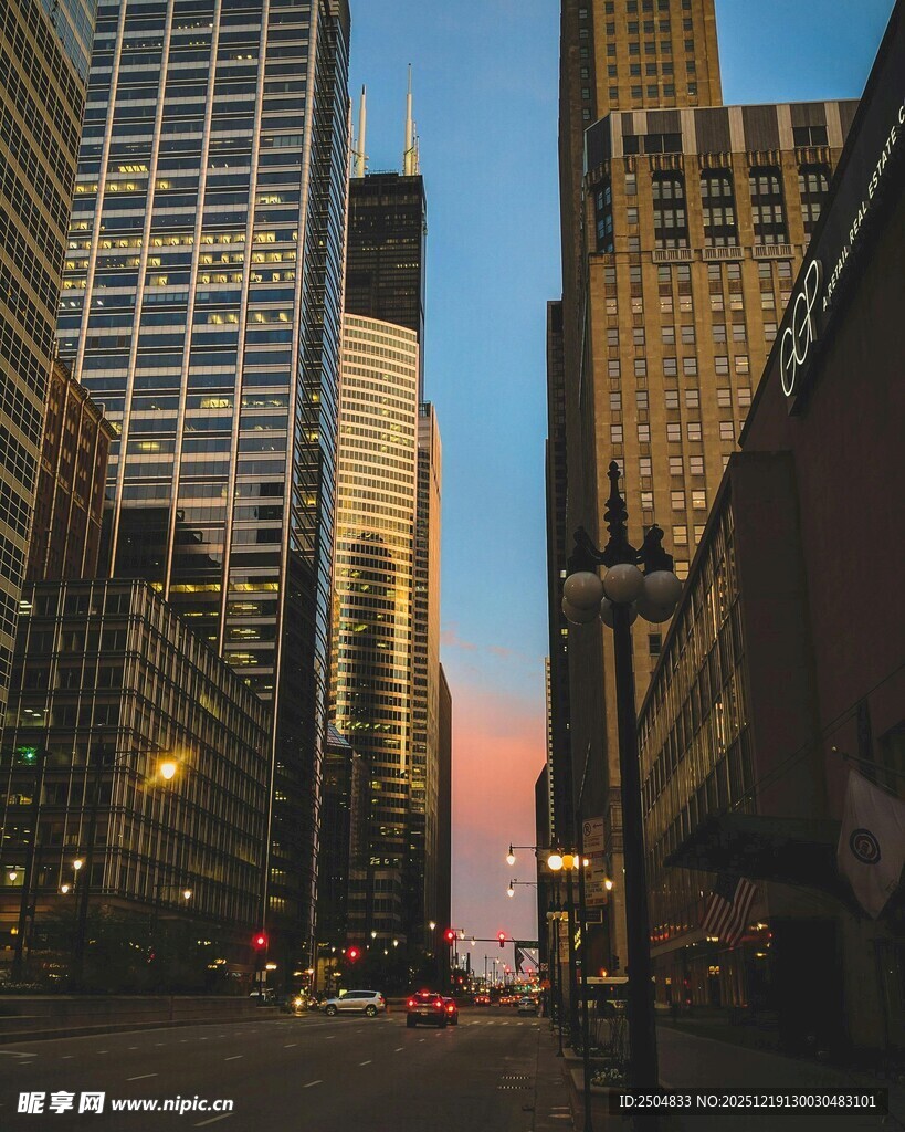 城市黄昏街道高楼景观