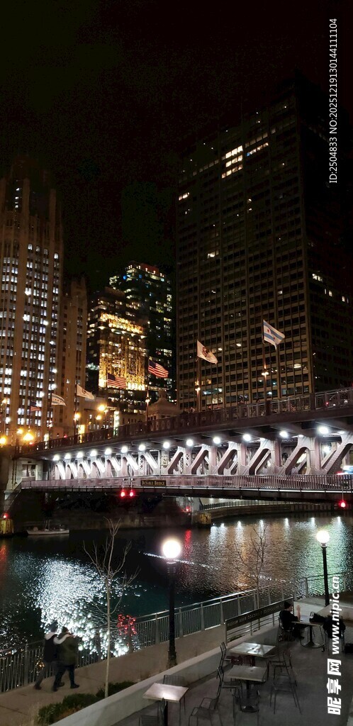 城市夜景下的璀璨桥梁