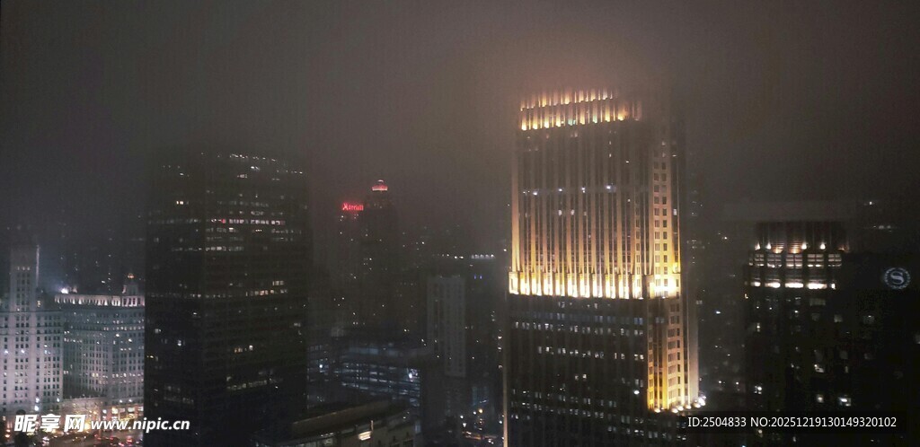 夜幕下璀璨的城市高楼