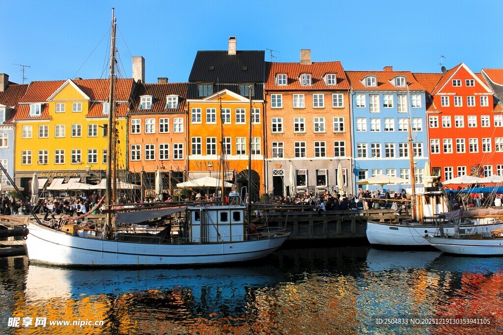 多彩河畔建筑与停泊船只