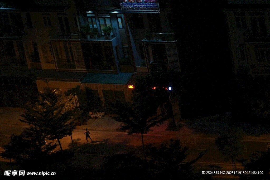 夜晚小区内的静谧景象