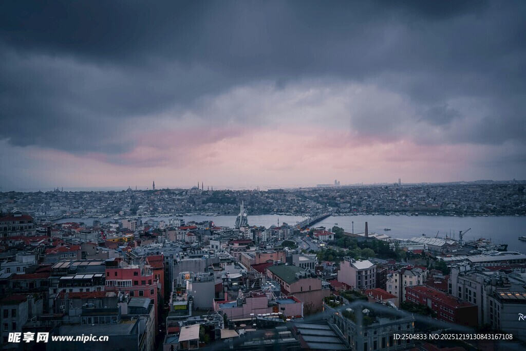 城市天际线与 沉天空