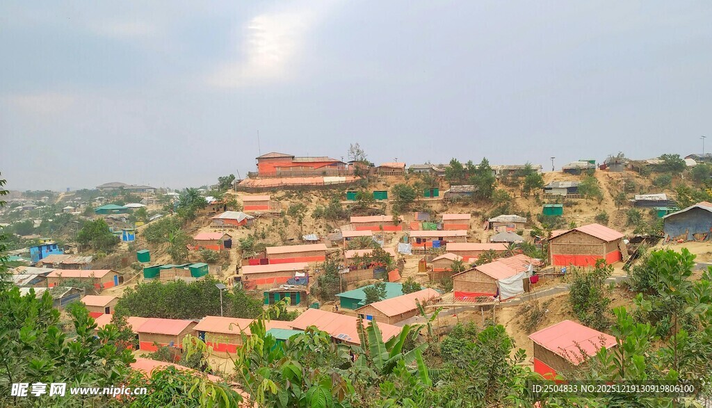 红顶村落 掩映于葱郁山林间