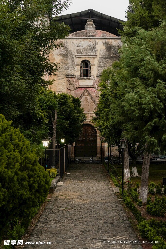 古朴庭院中的幽静小道