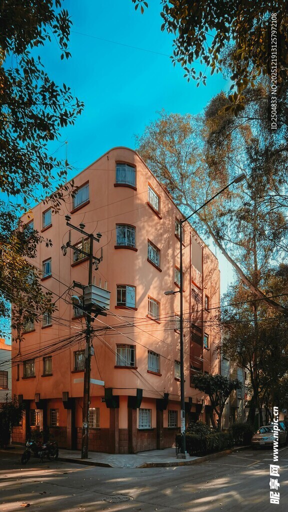 阳光下的红砖多层建筑