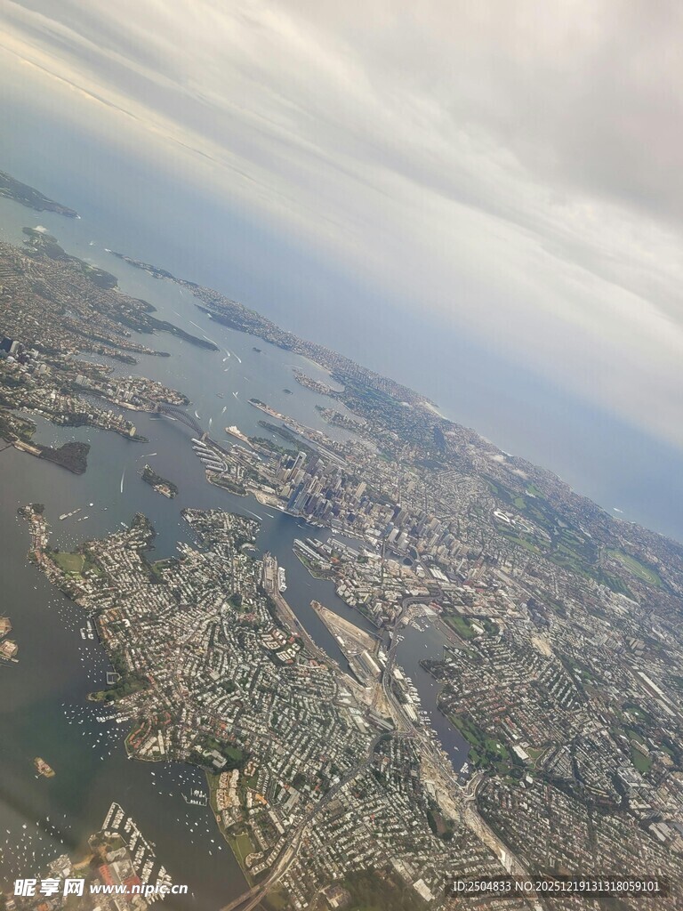 高空俯瞰城市与水域景观