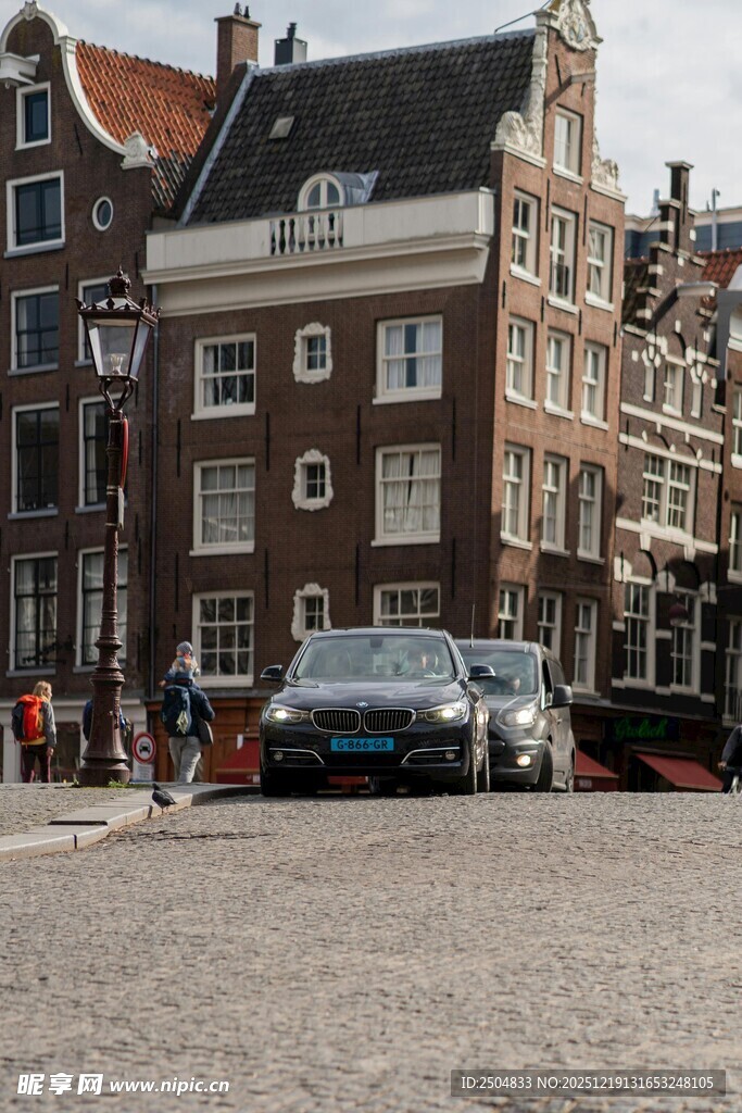 阿姆斯特丹街景中的汽车