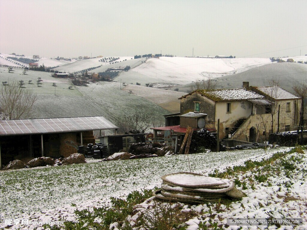 雪覆乡村景象