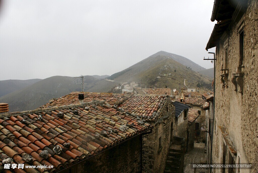 雨中古朴村落屋顶景观