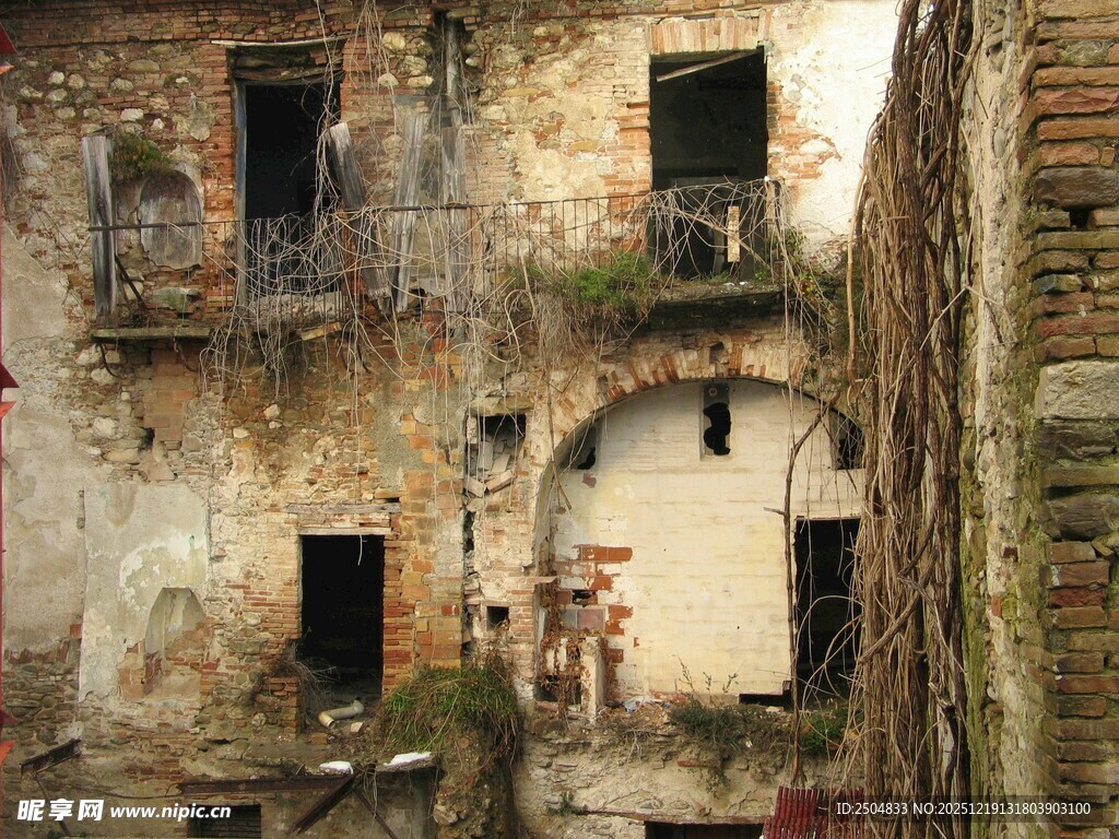 破旧斑驳的古老建筑