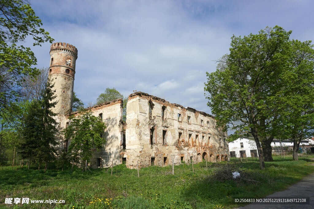 古老废弃建筑与葱郁树木